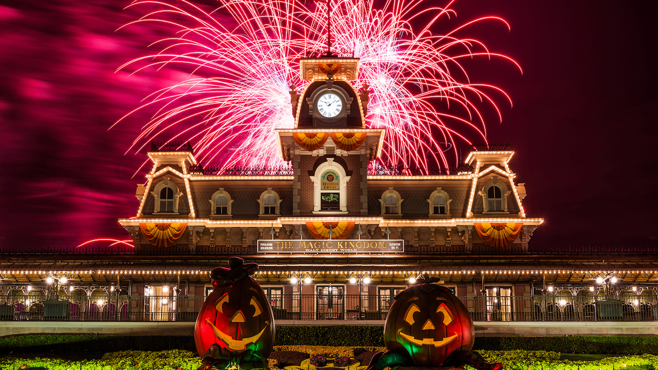 Foto de Tickets das festas de Halloween e Natal da Disney em 2017
