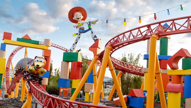 Foto de Confira a montanha-russa Slinky Dog Dash em ação