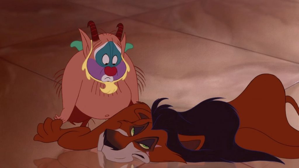 Um dia você está derrubando o rei, no outro você é um tapete. Notou alguma coisa no leão derrotado pelo Hércules? Isso mesmo! É o Scar do filme O rei Leão.