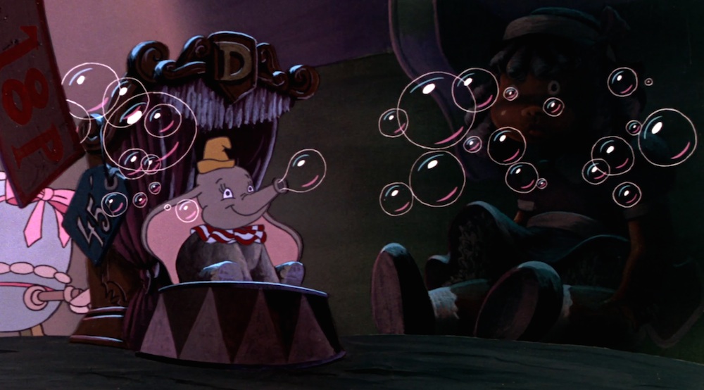 Acertou na mosca! Dumbo é a referência neste filme, aparecendo como um brinquedo de bolhas.