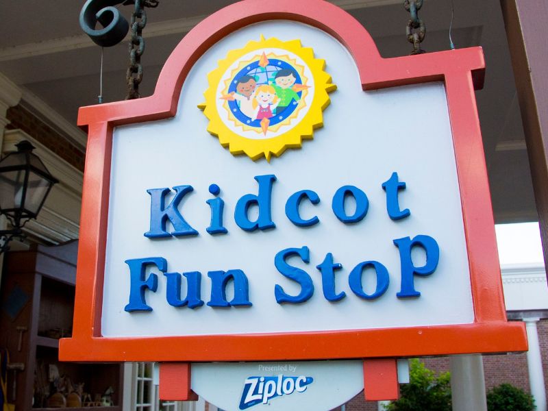 Foto de Nova brincadeira no Kidcot Fun Stop – espaço de artesanato