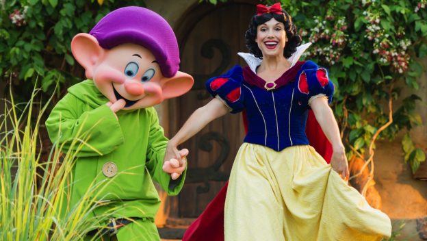Foto de Novidade! Refeição com a Branca de Neve, anões e a Rainha Má