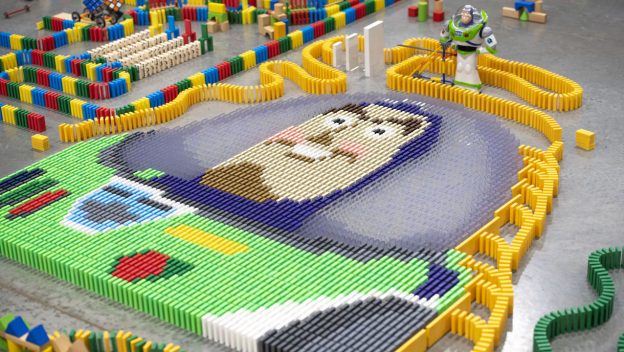 Foto de Disney celebra Toy Story Land com um labirinto de dominó