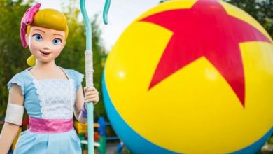 Foto de Bo Peep de Toy Story recebe visitantes na Disney