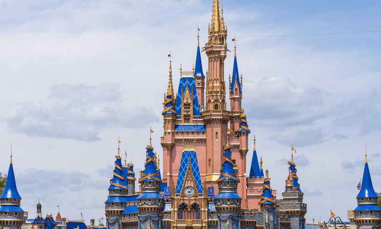 Castelo da Cinderela ganha decoração para os 50 anos da Disney © disney
