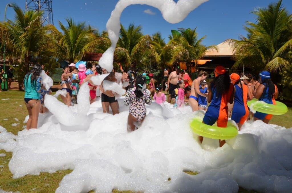 Mês das crianças no Thermas dos Laranjais: Festa da Espuma com a criançada no gramado do espaço do Lendário. ©thermasdoslaranjais