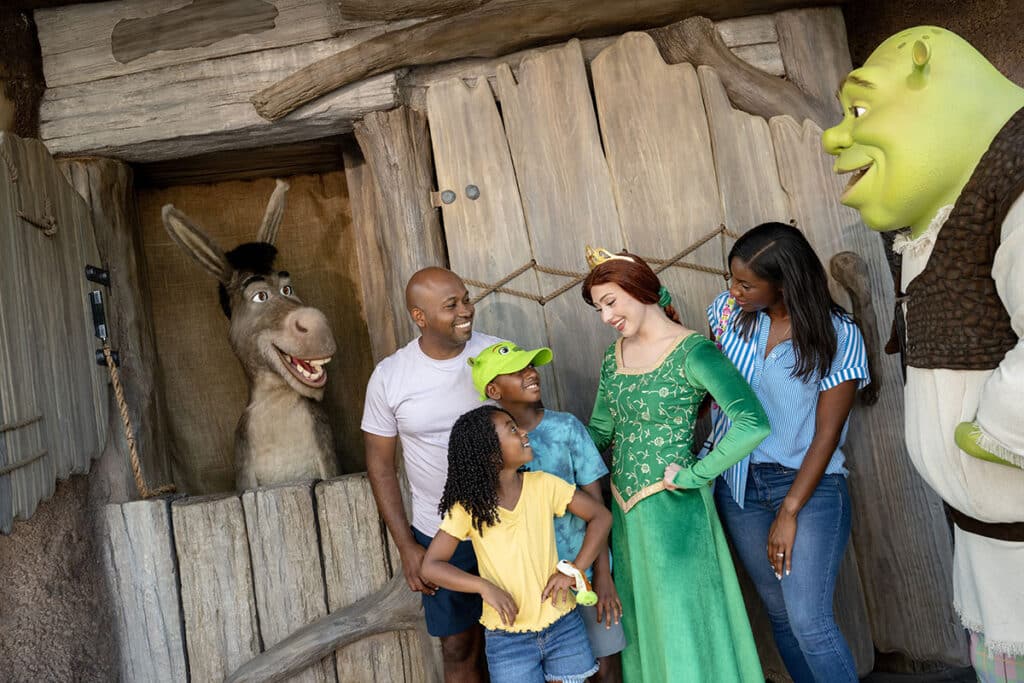 Shrek e Burro aguardam você na DreamWorks Land ©2025 universalorlandoresort