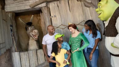 Foto de Shrek e Burro aguardam você na DreamWorks Land