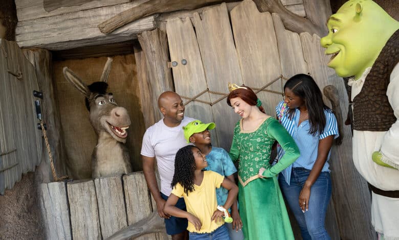 Shrek e Burro aguardam você na DreamWorks Land ©2025 universalorlandoresort